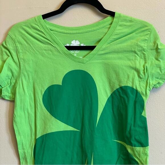 Lucky Tee Shirt M Four leaf clover green short sleeve t-shirt casual festive - Picture 2 of 7